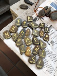 Handgemachtes - Mit Runen bemalte Steine